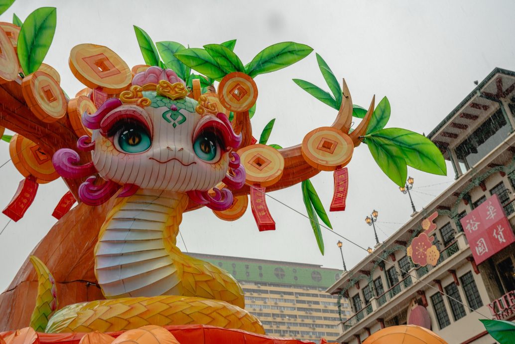 供星洲网:牛车水蛇年装饰登场!大眼蛇金钱树获赞“可爱”