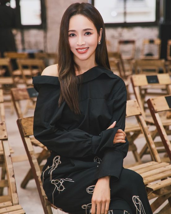 侯佩岑吃寿桃庆47岁 喜获老公银行卡密码