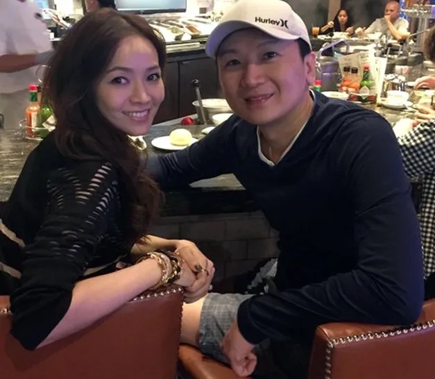 侯佩岑吃寿桃庆47岁 喜获老公银行卡密码