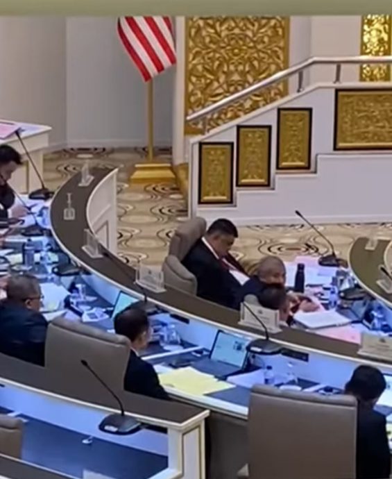 全国版)甲州议会:首长“睡觉”视频流传 法依鲁建议管制观察员