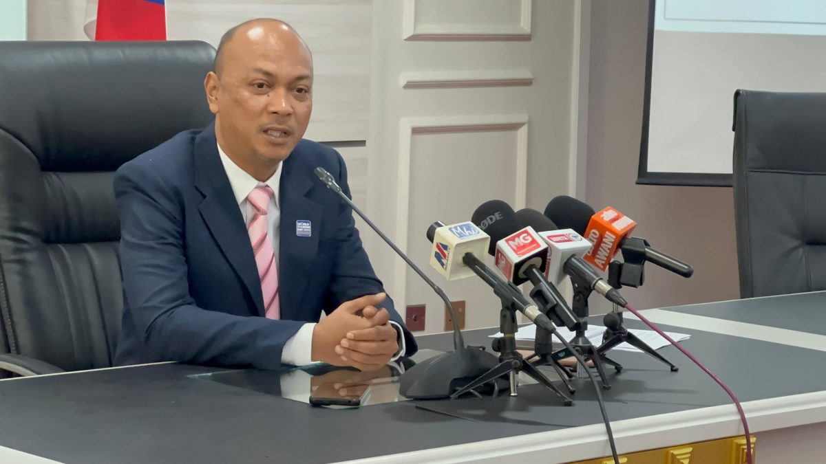 全国版)甲州议会:首长“睡觉”视频流传 法依鲁建议管制观察员