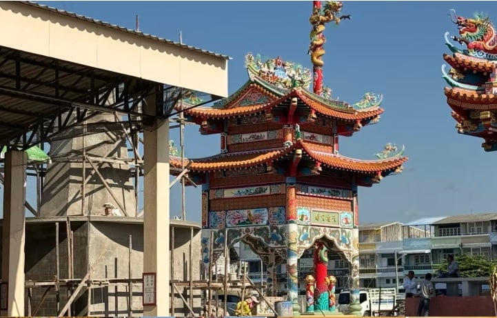 **全国综合**全国:第二代白龙王率逾百马新信众回泰国祖庙参拜,并作出捐献