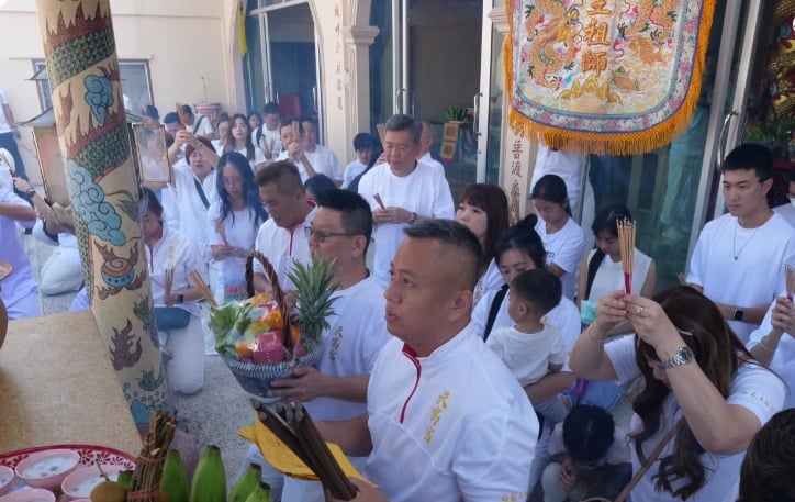 **全国综合**全国:第二代白龙王率逾百马新信众回泰国祖庙参拜,并作出捐献