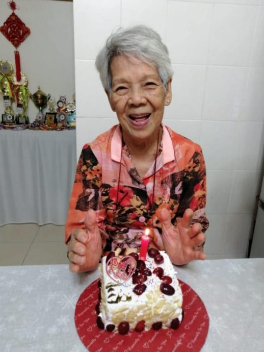 丹州哥市皇后美发美容中心东主黄新顺,以大爱及无所畏惧的精神,生前签名支持成为无语良师(大体捐赠),希望躯体在她往生后能够作为医学用途,并期许未来医生通过实际培训和体验中,能够成为更出色的医生,利惠更多病黎。