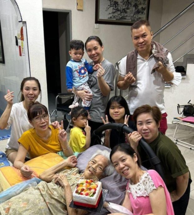 丹州哥市皇后美发美容中心东主黄新顺,以大爱及无所畏惧的精神,生前签名支持成为无语良师(大体捐赠),希望躯体在她往生后能够作为医学用途,并期许未来医生通过实际培训和体验中,能够成为更出色的医生,利惠更多病黎。