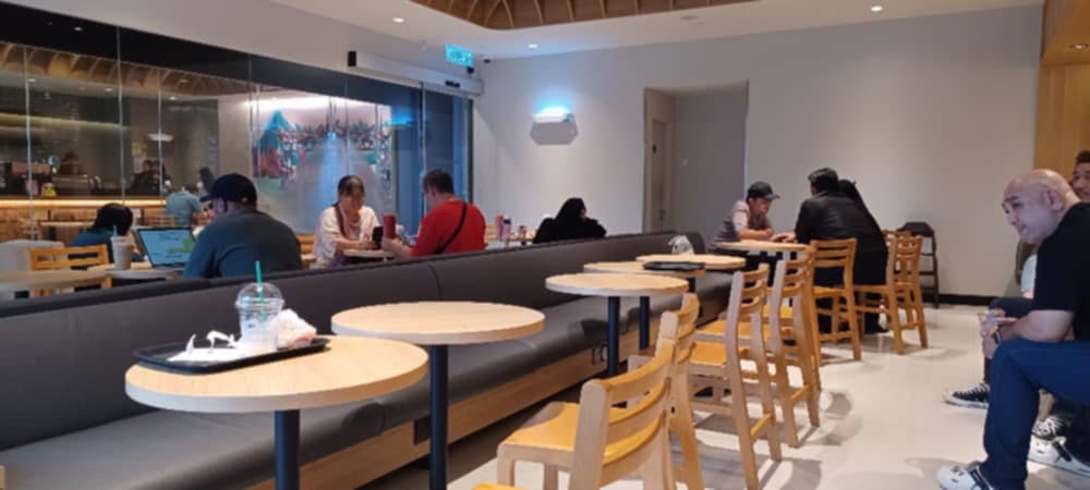 全国:位于丹州哥打峇鲁市的3家星巴克陆续熄灯结业后,其中一家又在今天重新营业,咖啡迷闻风而至,并享受“买一送一”的优惠。