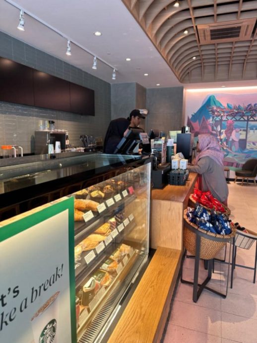 全国:位于丹州哥打峇鲁市的3家星巴克陆续熄灯结业后,其中一家又在今天重新营业,咖啡迷闻风而至,并享受“买一送一”的优惠。