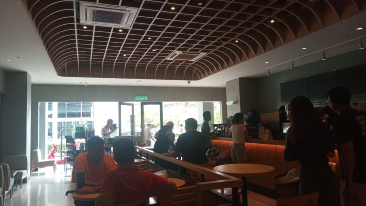 全国:位于丹州哥打峇鲁市的3家星巴克陆续熄灯结业后,其中一家又在今天重新营业,咖啡迷闻风而至,并享受“买一送一”的优惠。