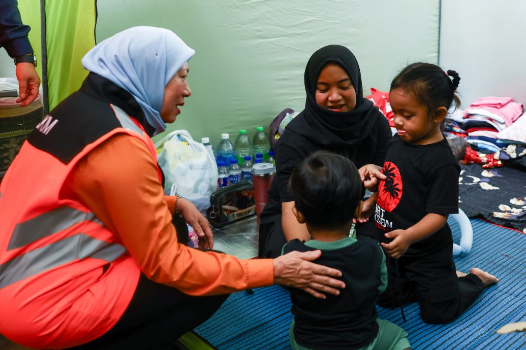 妇女、家庭及社会发展部长拿督斯里南茜苏克利指出，所有的水灾援助物资和捐赠必须通过国家天灾管理机构（NADMA）进行分发，以确保更有序的分配。