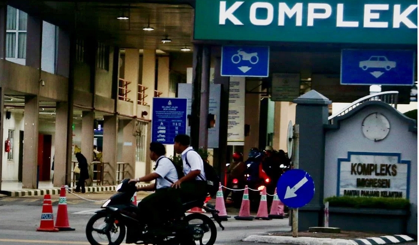 政府本月起严禁人们使用吉兰丹州和泰南边境的哥乐河非法越境后，哥乐河面冷清，因为都通过兰斗班让移民、关税及检疫站（ICQS）通关。