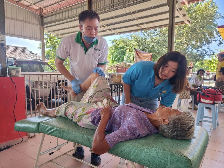 全国：星洲日报基金会、马来西亚佛光山和佛光会联手发起“水灾献温情”赈灾活动，吉兰丹州第一站来到道北坐佛寺。