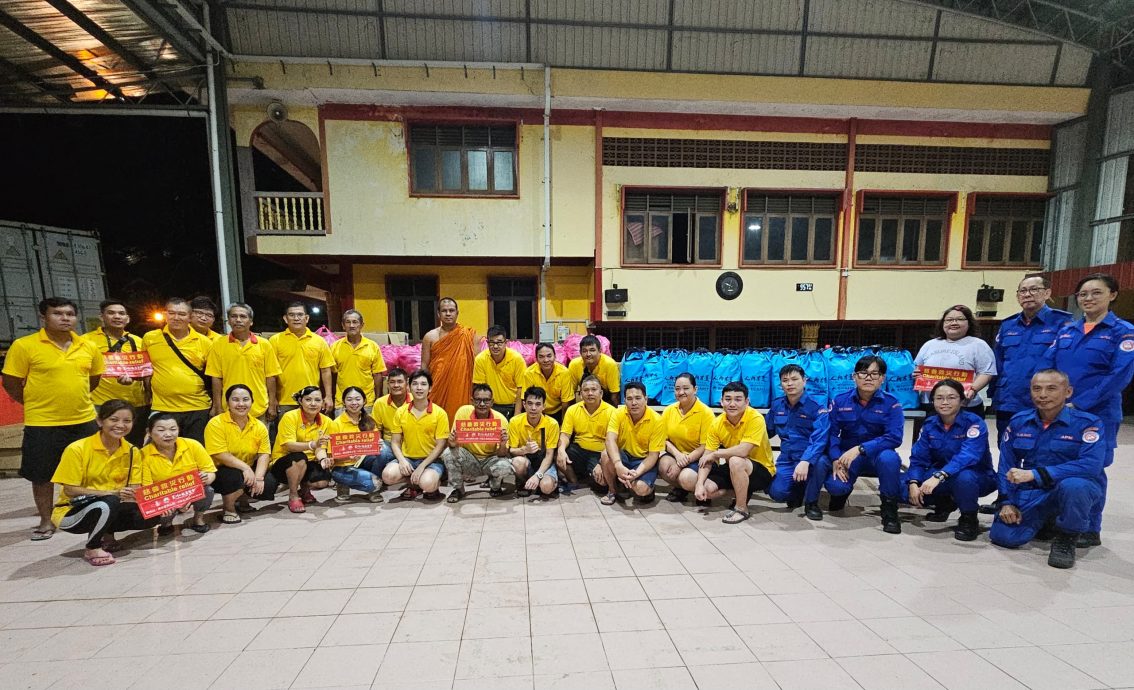 全国：星洲日报基金会、马来西亚佛光山和佛光会联手发起“水灾献温情”赈灾活动，吉兰丹州第一站来到道北坐佛寺。