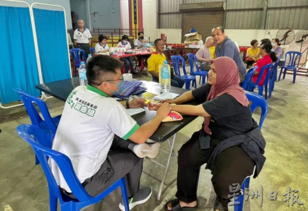 星洲日报基金会副主席萧依钊呼吁政府各单位和民间社团及慈善组织，关注水灾时受困家中以及没有入住水灾疏散中心的灾黎。