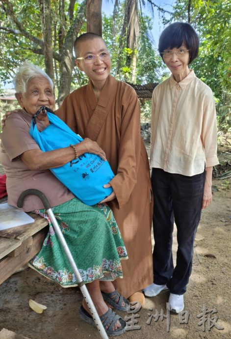 星洲日报基金会副主席萧依钊呼吁政府各单位和民间社团及慈善组织，关注水灾时受困家中以及没有入住水灾疏散中心的灾黎。