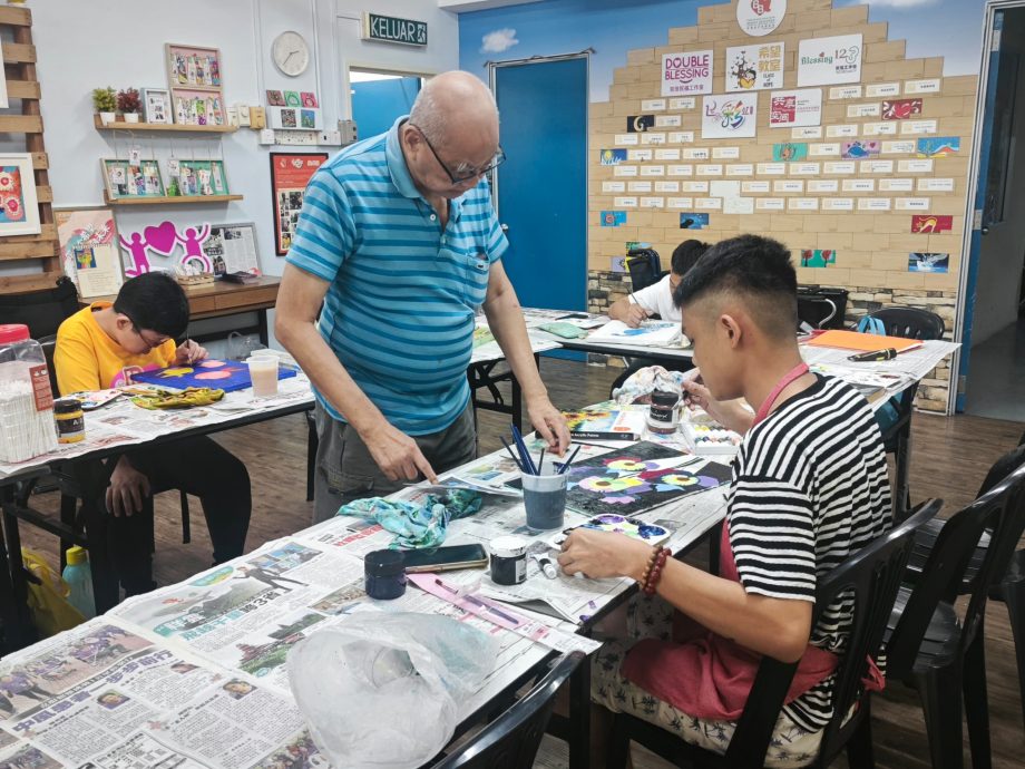 全国:暖势力:双福美术老师潘品通