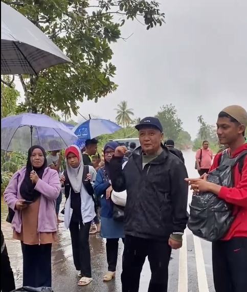 明天就是大马教育文凭考试（SPM）了，除了军队和消拯队把明天准备应考SPM考试的考生载到安全地带，好让他们安心考试之外，也有善心人士自动自发，备船载人，涉水把考生载离险境。