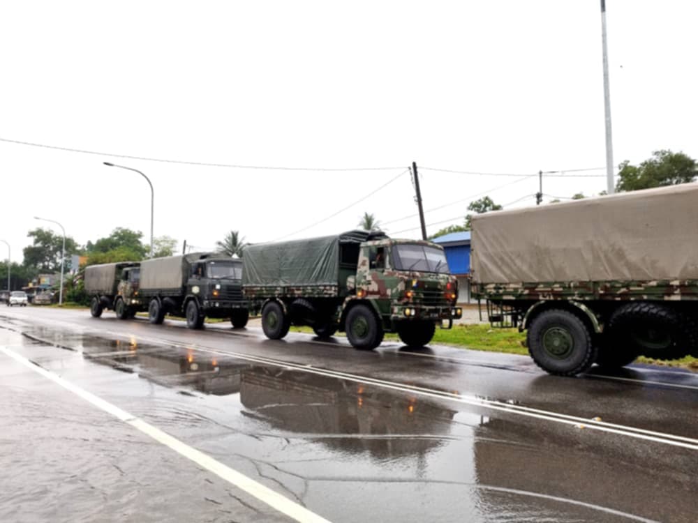 明天就是大马教育文凭考试（SPM）了，除了军队和消拯队把明天准备应考SPM考试的考生载到安全地带，好让他们安心考试之外，也有善心人士自动自发，备船载人，涉水把考生载离险境。