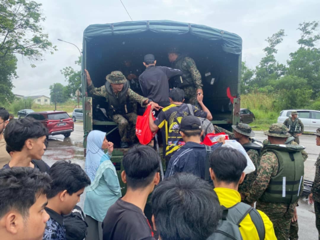 明天就是大马教育文凭考试（SPM）了，除了军队和消拯队把明天准备应考SPM考试的考生载到安全地带，好让他们安心考试之外，也有善心人士自动自发，备船载人，涉水把考生载离险境。