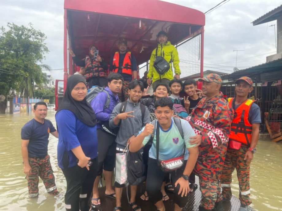 明天就是大马教育文凭考试（SPM）了，除了军队和消拯队把明天准备应考SPM考试的考生载到安全地带，好让他们安心考试之外，也有善心人士自动自发，备船载人，涉水把考生载离险境。