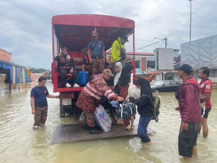明天就是大马教育文凭考试（SPM）了，除了军队和消拯队把明天准备应考SPM考试的考生载到安全地带，好让他们安心考试之外，也有善心人士自动自发，备船载人，涉水把考生载离险境。