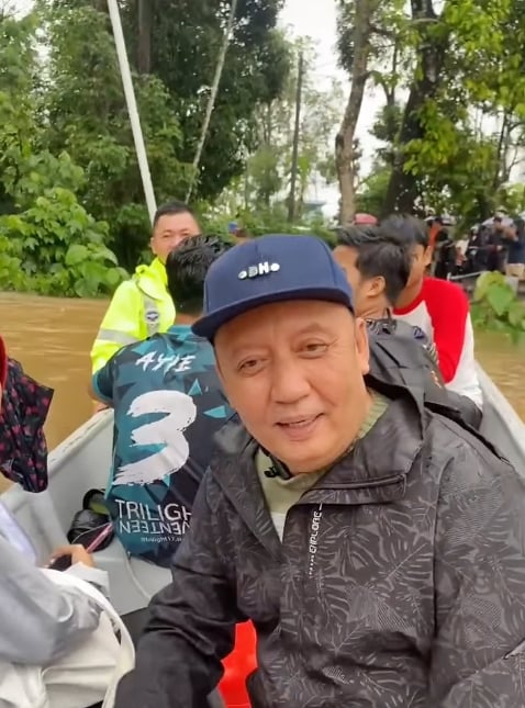 明天就是大马教育文凭考试（SPM）了，除了军队和消拯队把明天准备应考SPM考试的考生载到安全地带，好让他们安心考试之外，也有善心人士自动自发，备船载人，涉水把考生载离险境。