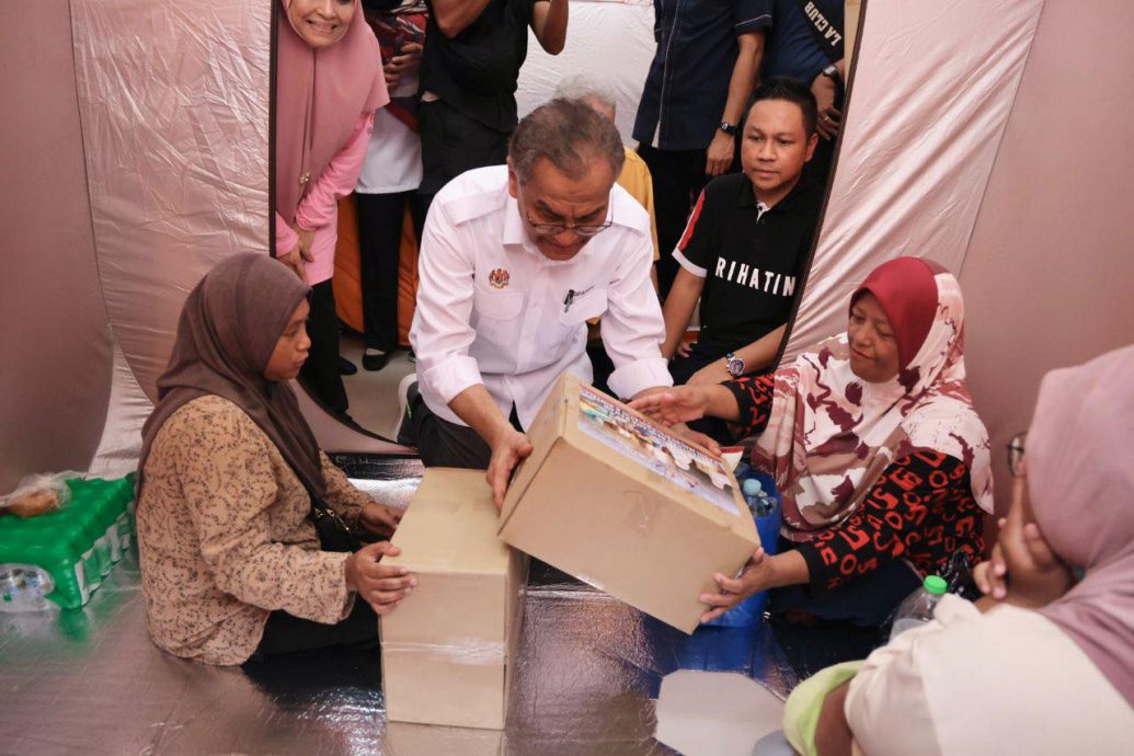 全：卫生部长拿督斯里祖基菲里指出，化验局对涉嫌不符合规格的护士制服布料样本的分析结果尚未完成