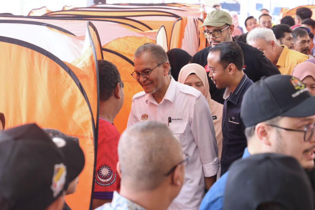 全：卫生部长拿督斯里祖基菲里指出，化验局对涉嫌不符合规格的护士制服布料样本的分析结果尚未完成