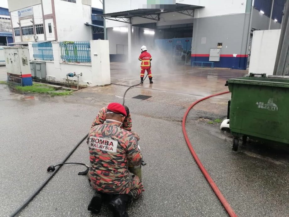 制冰厂氨气泄漏,员工紧急疏散。