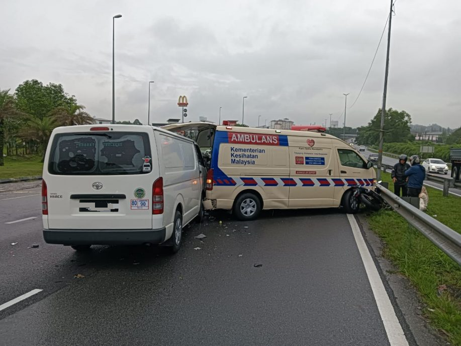 加影5车连环撞，1女子重伤