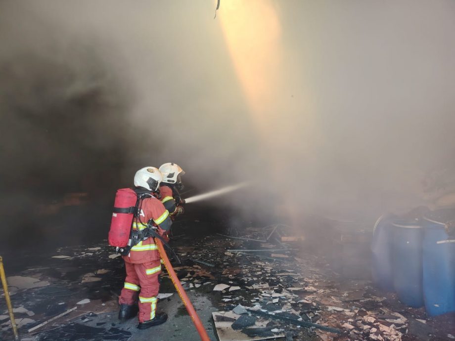 半港一工厂起火  烧毁大量袋装可可