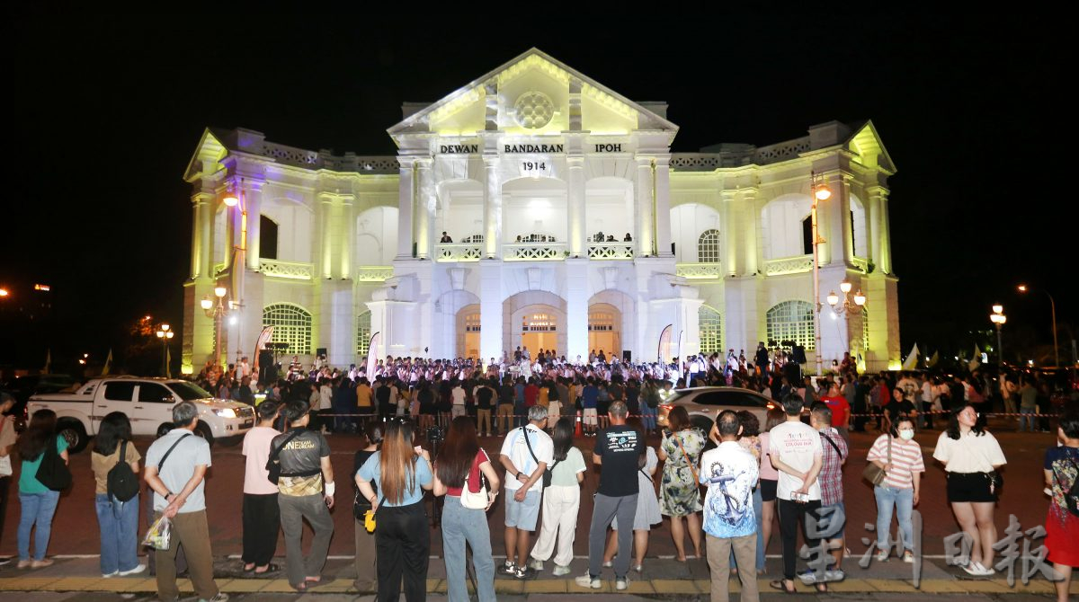 华乐奏圣诞曲悦耳 谱跨文化交融乐章