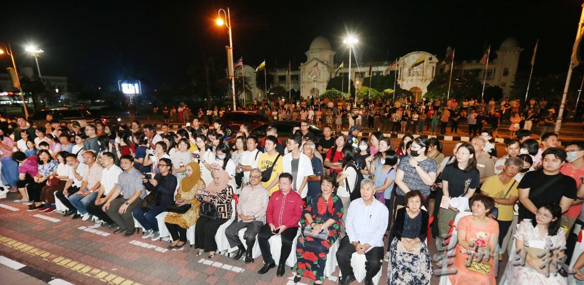 华乐奏圣诞曲悦耳 谱跨文化交融乐章