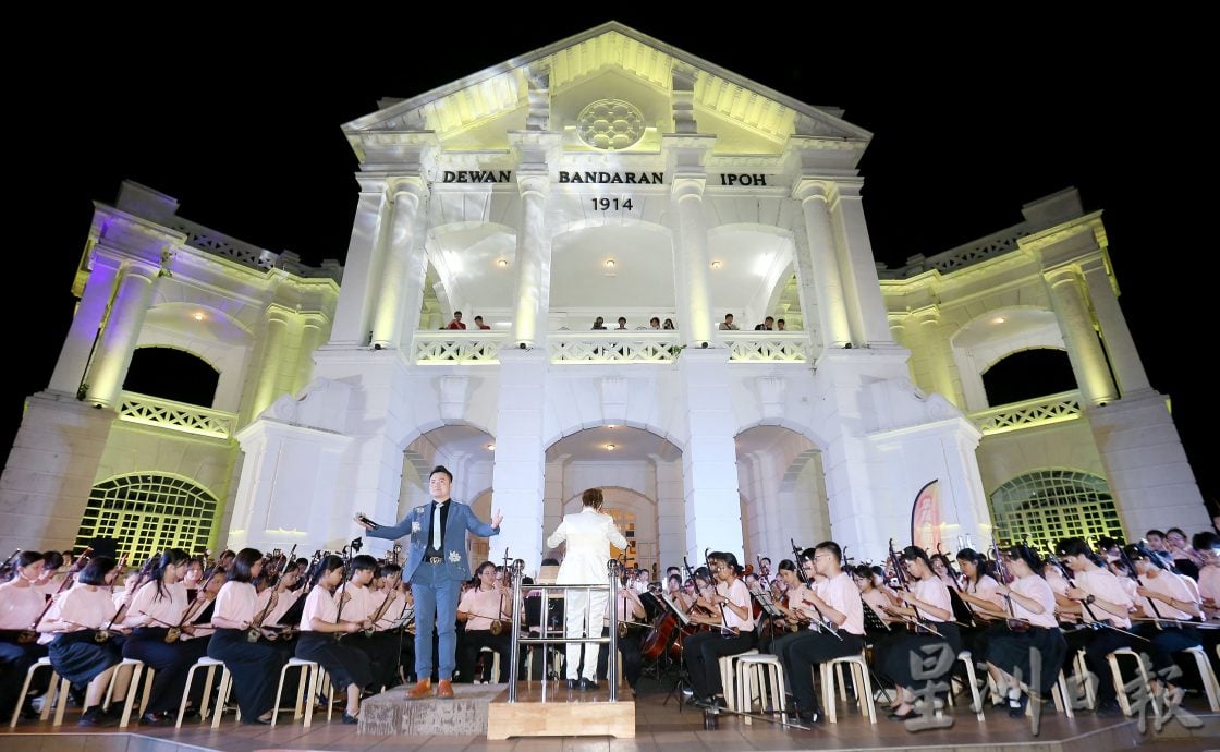 华乐奏圣诞曲悦耳 谱跨文化交融乐章