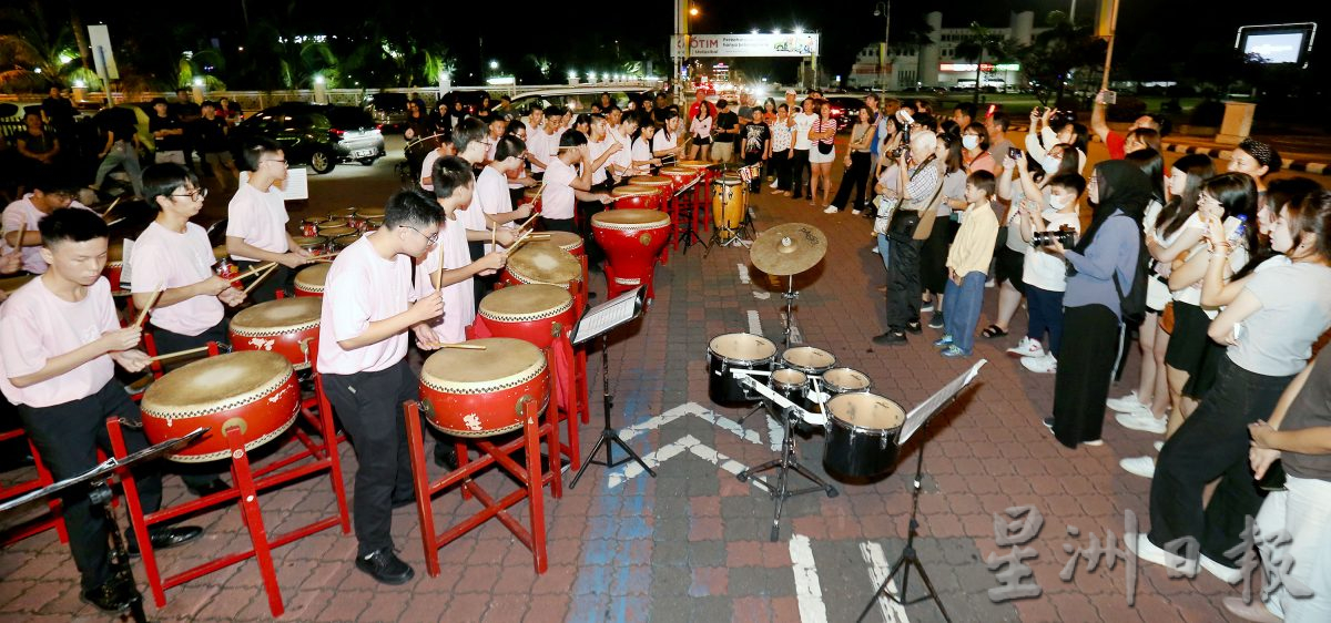 华乐奏圣诞曲悦耳 谱跨文化交融乐章