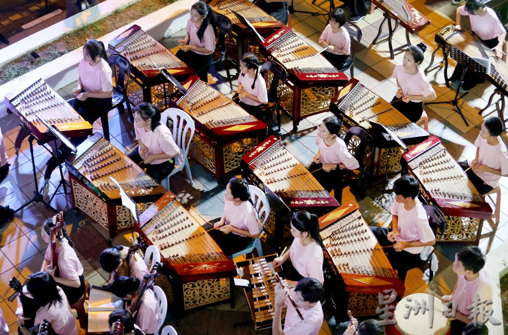 华乐奏圣诞曲悦耳 谱跨文化交融乐章