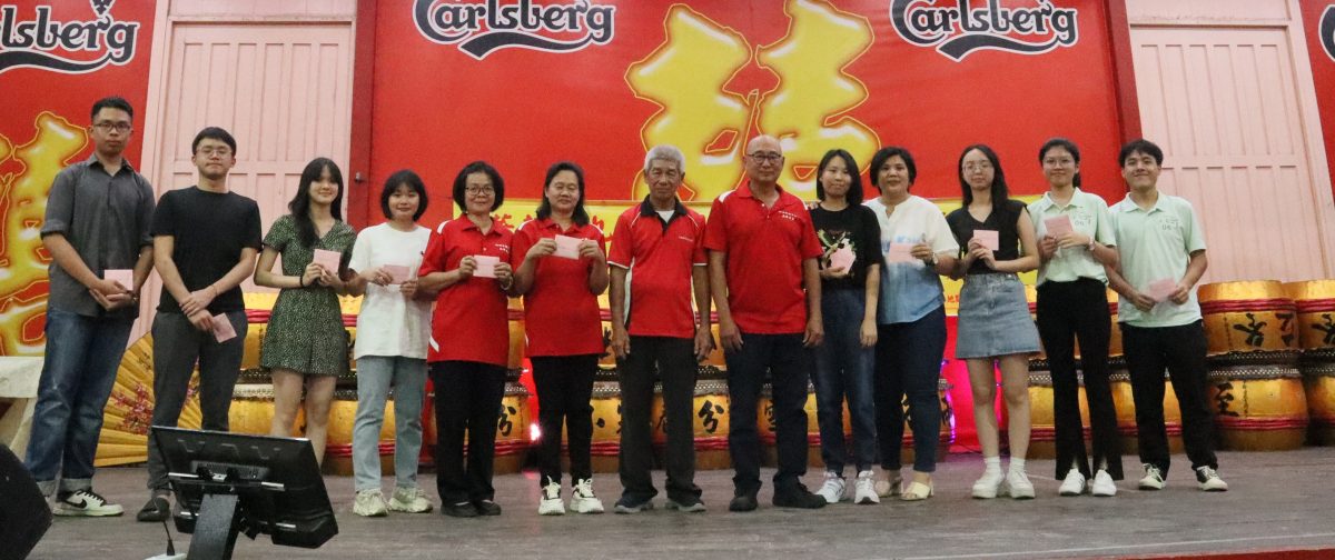 华都牙也关帝古庙  首挂红灯笼 添年味	