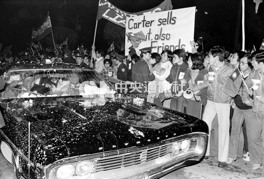 卡特任内中美建交 签署《台湾关系法》