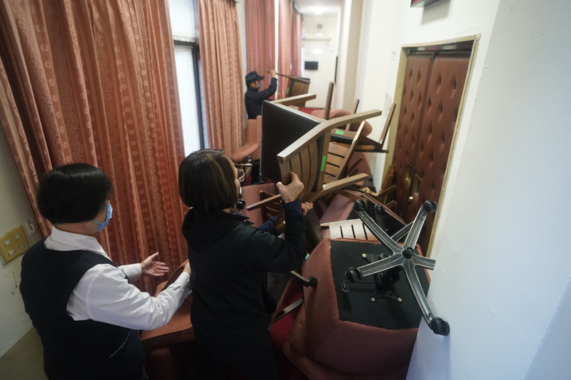 台湾立法院再上演武斗 男议员对女议员使“剪刀脚”