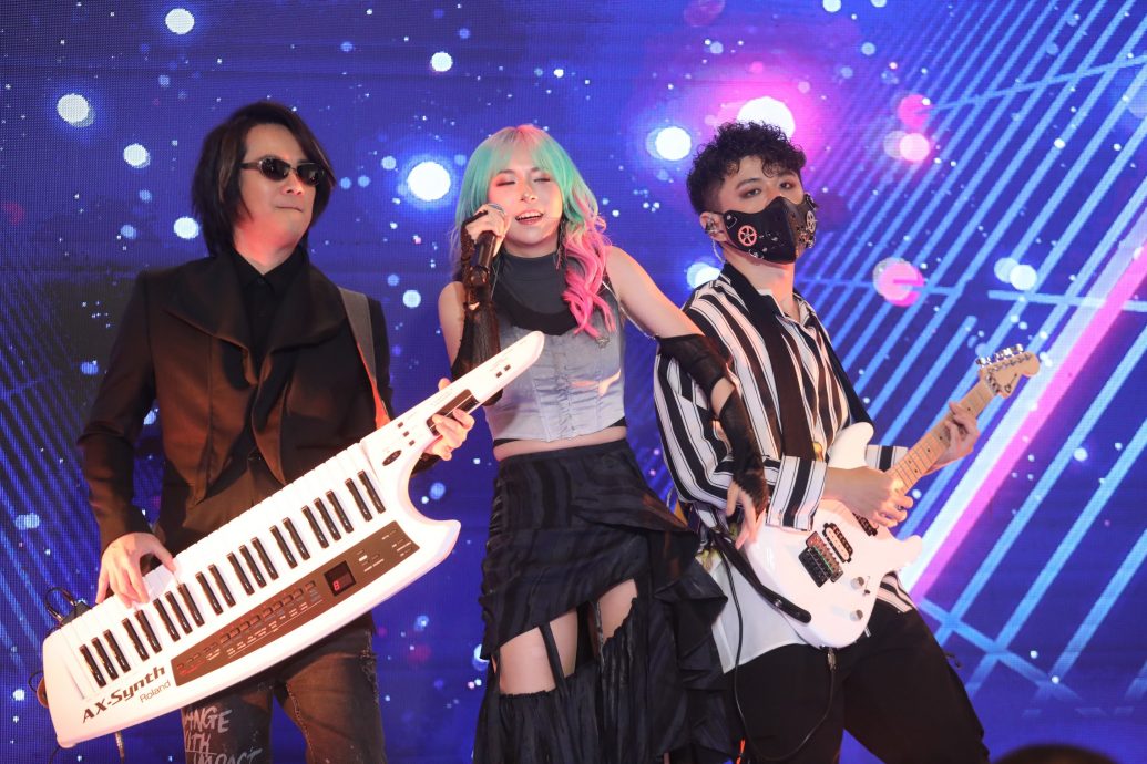 合唱刘威煌突摸脸 汤宝如贴心帮拭汗