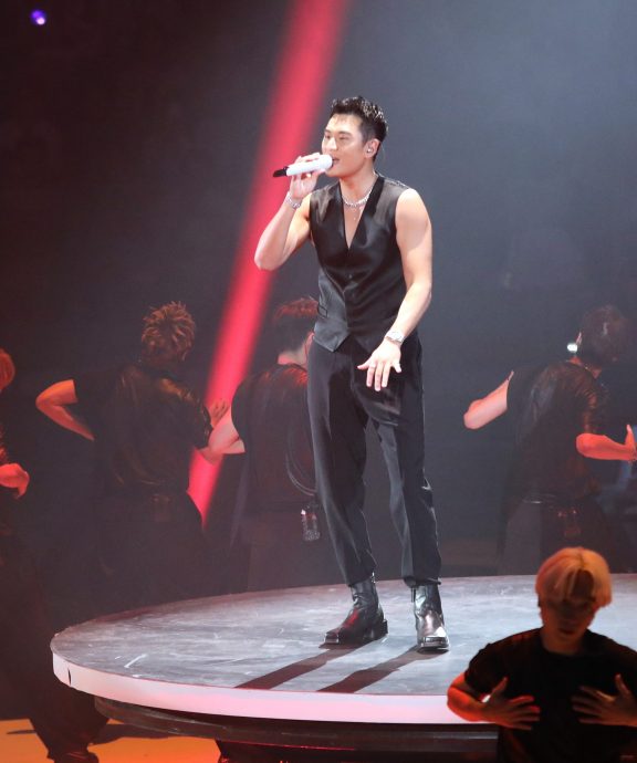 周兴哲晒生硬舞技 跳错步害羞惹笑粉丝