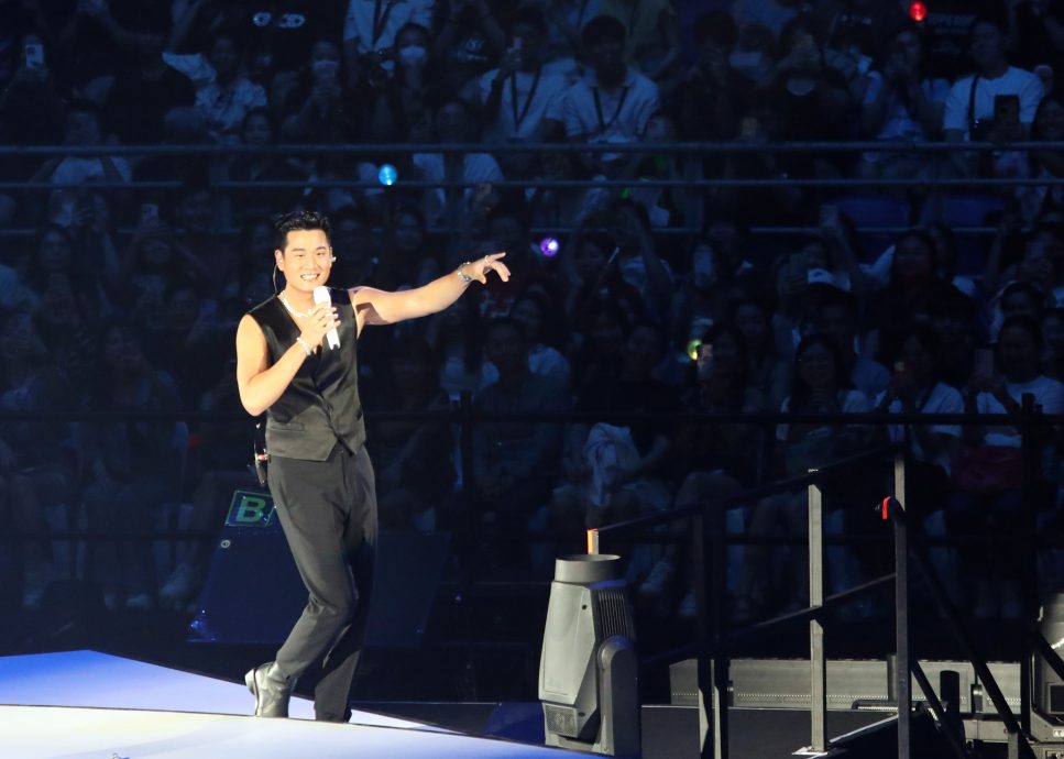 周兴哲晒生硬舞技 跳错步害羞惹笑粉丝