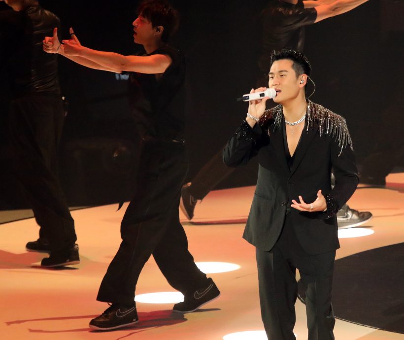 周兴哲晒生硬舞技 跳错步害羞惹笑粉丝