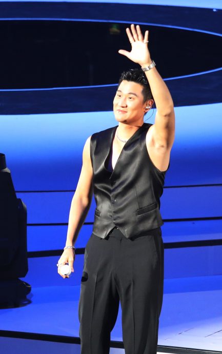 周兴哲晒生硬舞技 跳错步害羞惹笑粉丝