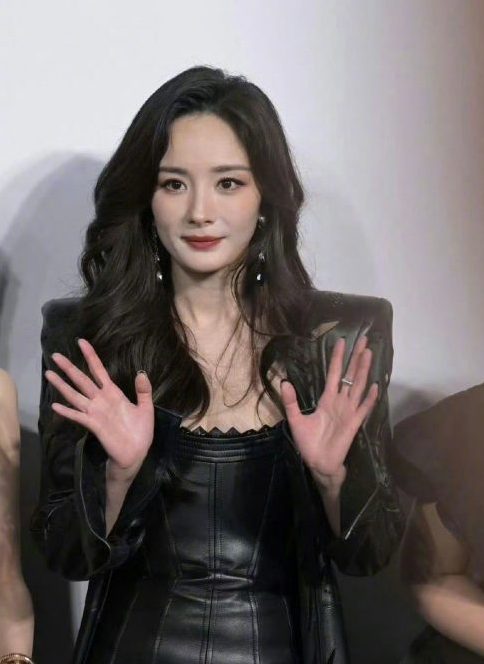 嘉人盛典|与刘亦菲刘诗诗同场走红毯 杨幂“抢压轴”遭痛批