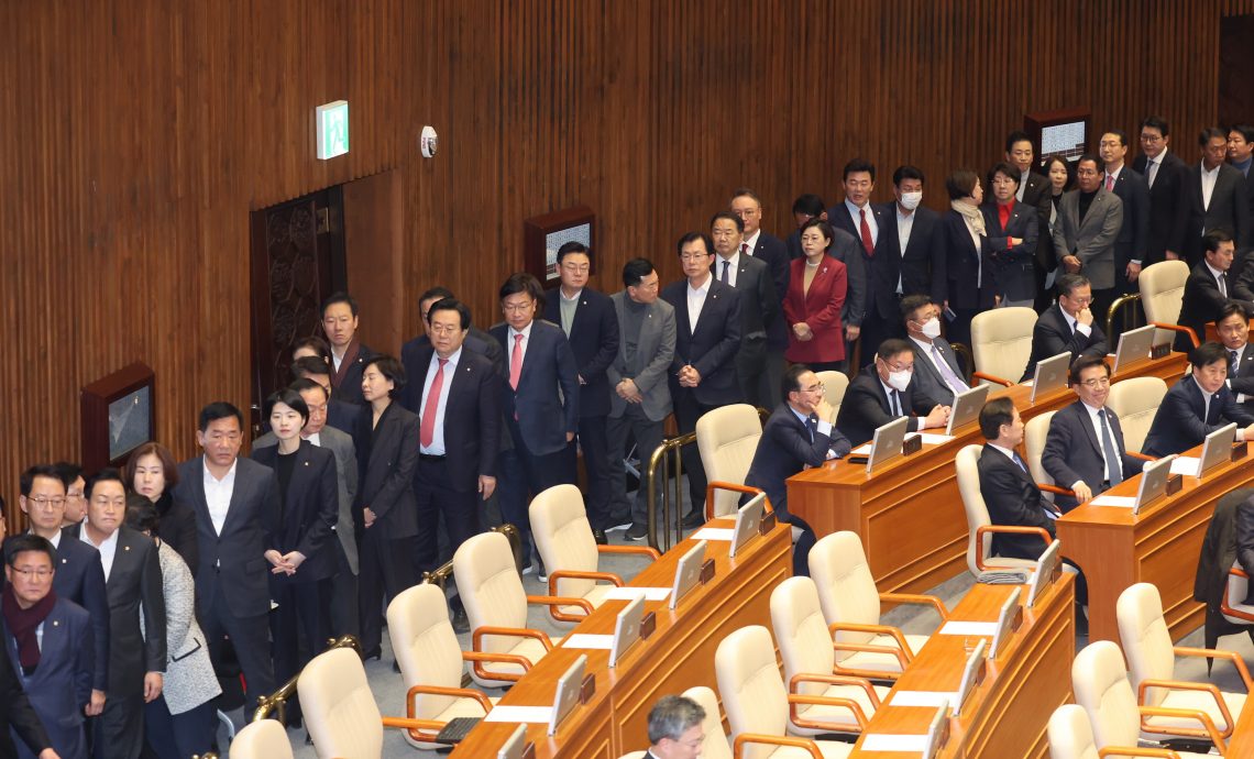 国会通过弹劾尹锡悦 民众街头欢呼