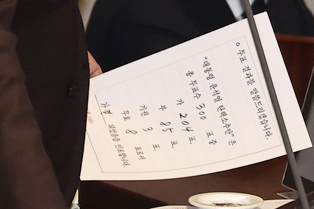 国会通过弹劾尹锡悦 民众街头欢呼