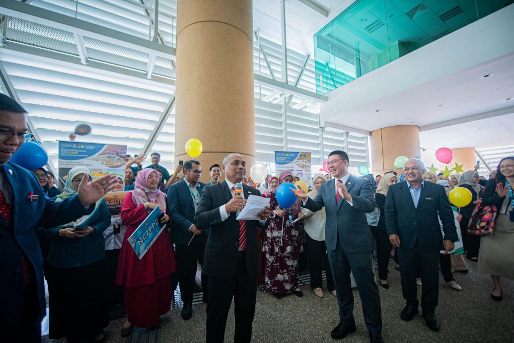 城乡策划局官员主动列队向房地部长唱情歌