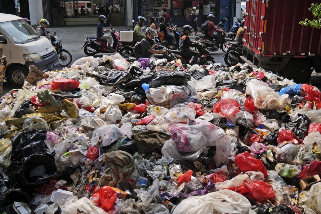 塑料污染条约 谈判遇阻   产油国拒让步 多国吁再谈判