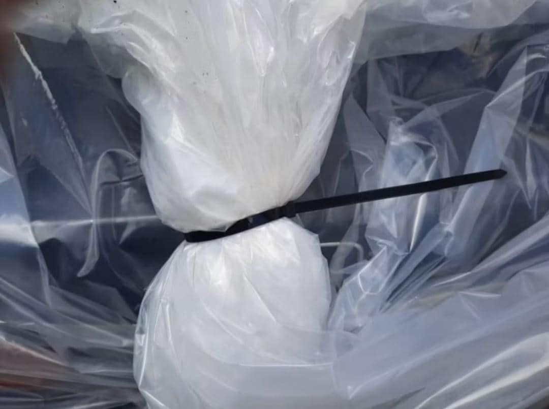 大型塑料袋“打包”汽车