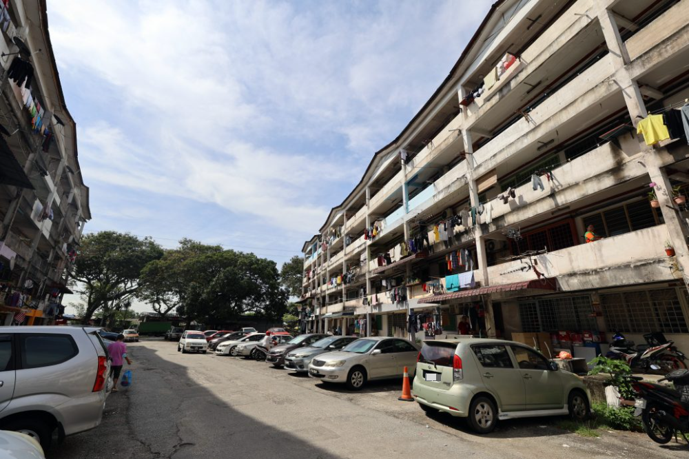 大都会/早报头/余保凭-甲洞英旦拜杜里廉价组屋居住环境糟糕